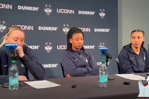 WNBA阿兹福德和佩奇布克斯 双方爱意十足满眼都是对方