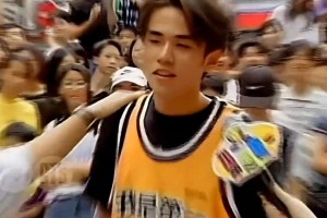 青涩的周杰伦像小李子吗？猜一猜旁边的女生是谁？温岚？