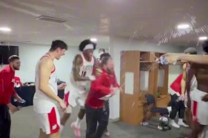 混音黑七成功！赛后队员们给主教练疯狂泼水，小杨也泼了两次