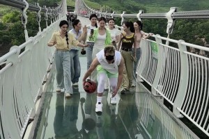 大家看看这是谁？在本溪大峡谷的玻璃栈道上运球 身后一群美女