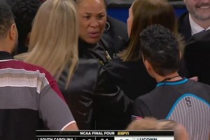 罕见场面女篮疯三四强赛后，双方主帅爆发口角！贴脸互喷啊！