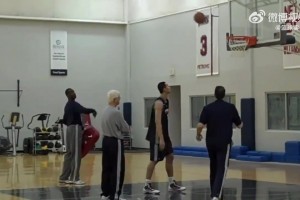 篮网时期的寸头易建联，在教练组指导下训练篮下技术