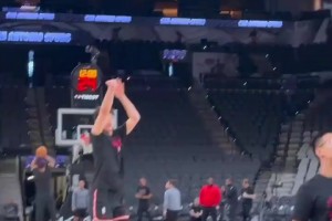 赛前手感不错！杨瀚森训练三分连中5记