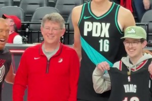 很开心啊~杨瀚森赛后赠送签名球衣给小球迷&还合影留念！