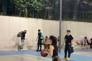 不懂就问！这种球在野球场算不算进？